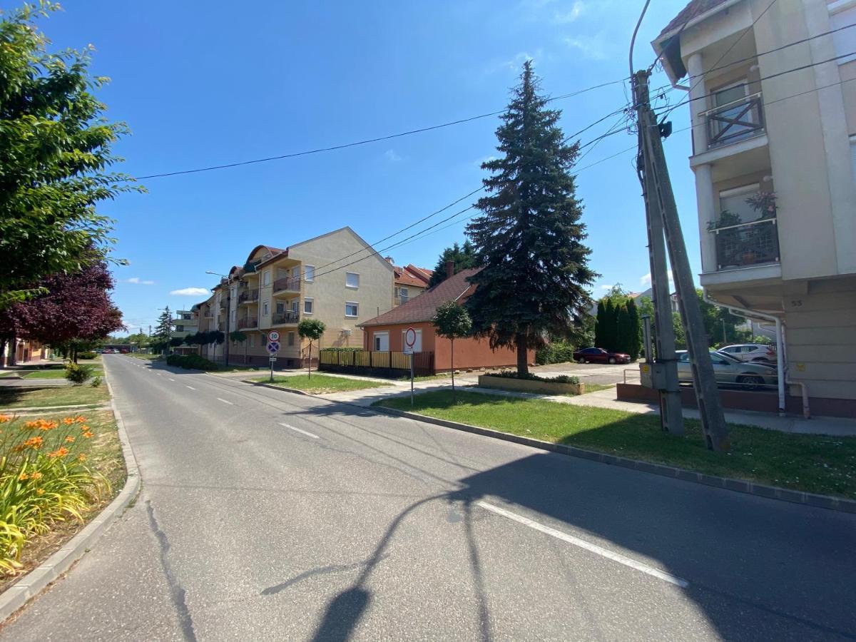 Veronika Lux Apartman Hajdúszoboszló Esterno foto