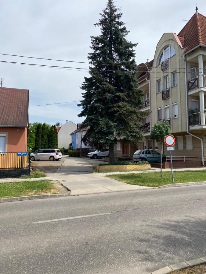 Veronika Lux Apartman Hajdúszoboszló Esterno foto